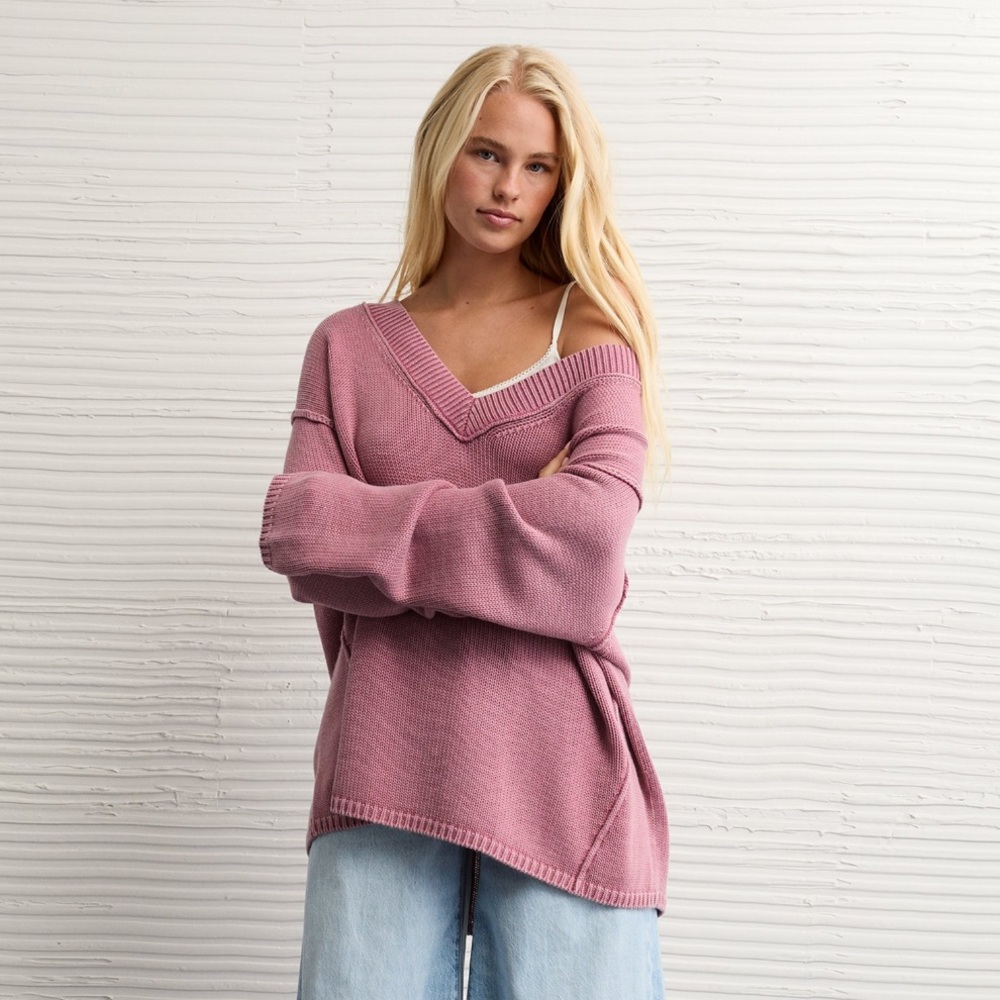 AE 🦅 Big Hug V Neck Sweater